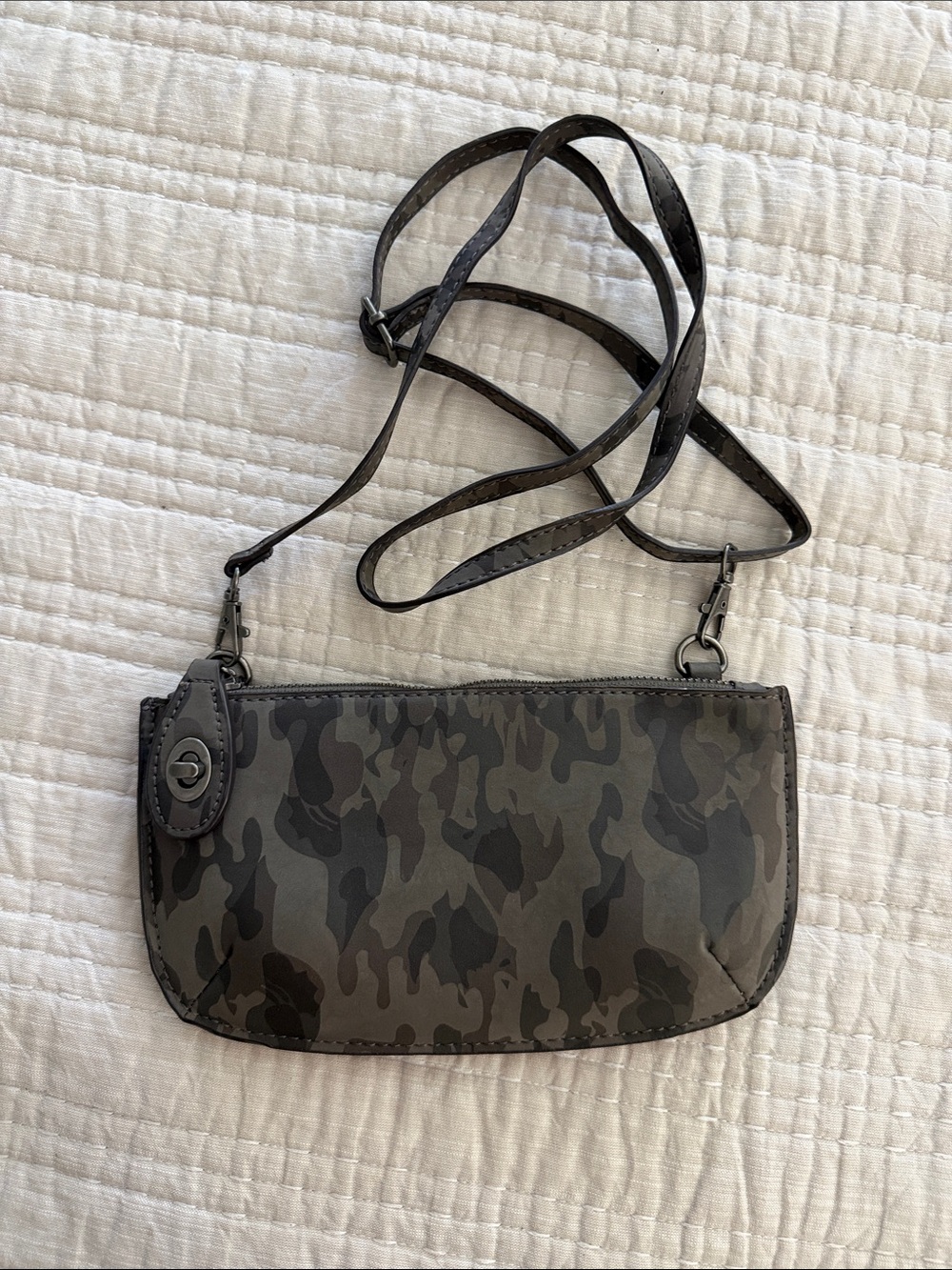 Camouflage crossbody bag by Joy
